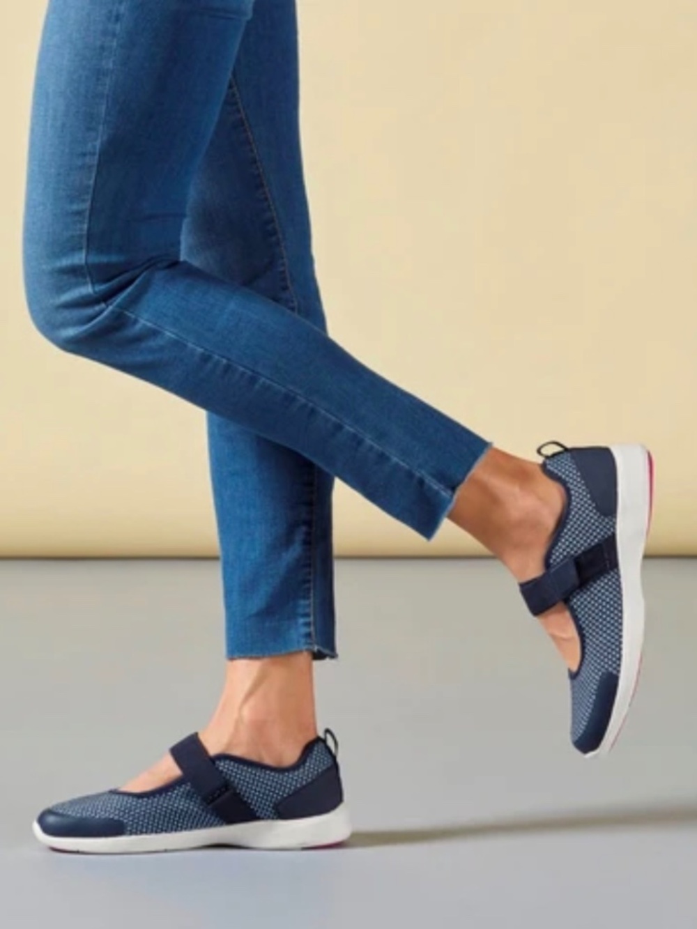 Like New Vionic Jessica II Mary Jane Walking shoe size 9 Navy